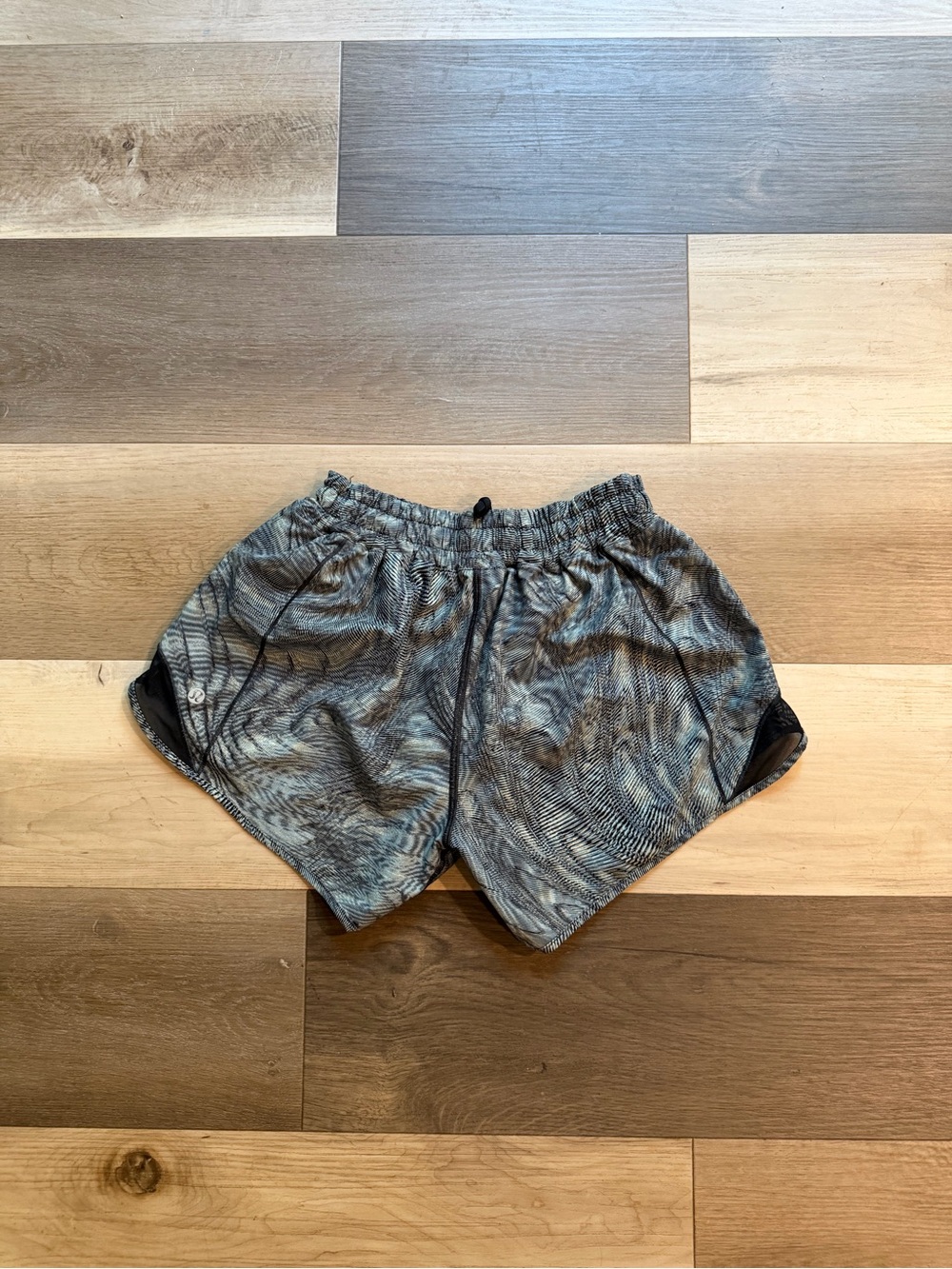 lululemon athletica Women's Gray Black & Green Abstract Pattern Athletic Shorts